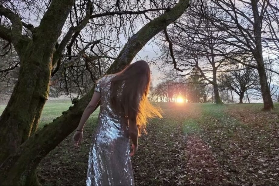 Gemma Hansson CarboneMuoio come un paese· Performance itinerante ·